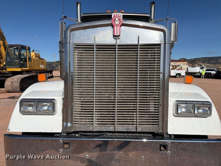 image for item FM7670 2005 Kenworth W900 semi truck
