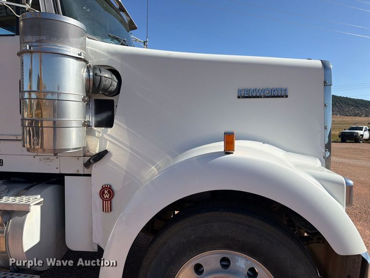 image for item FM7670 2005 Kenworth W900 semi truck