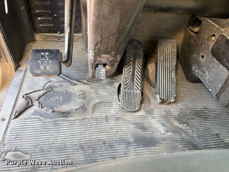 image for item FM7670 2005 Kenworth W900 semi truck