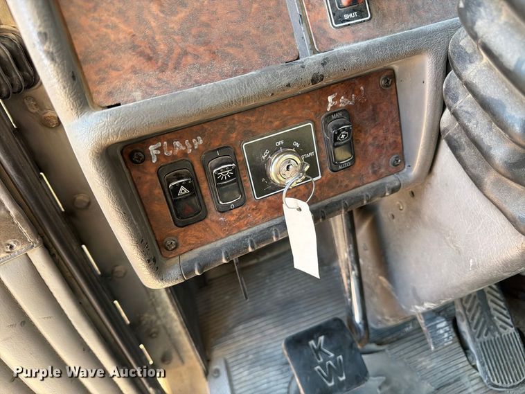 image for item FM7670 2005 Kenworth W900 semi truck
