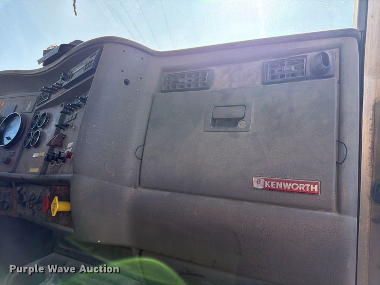 image for item FM7670 2005 Kenworth W900 semi truck