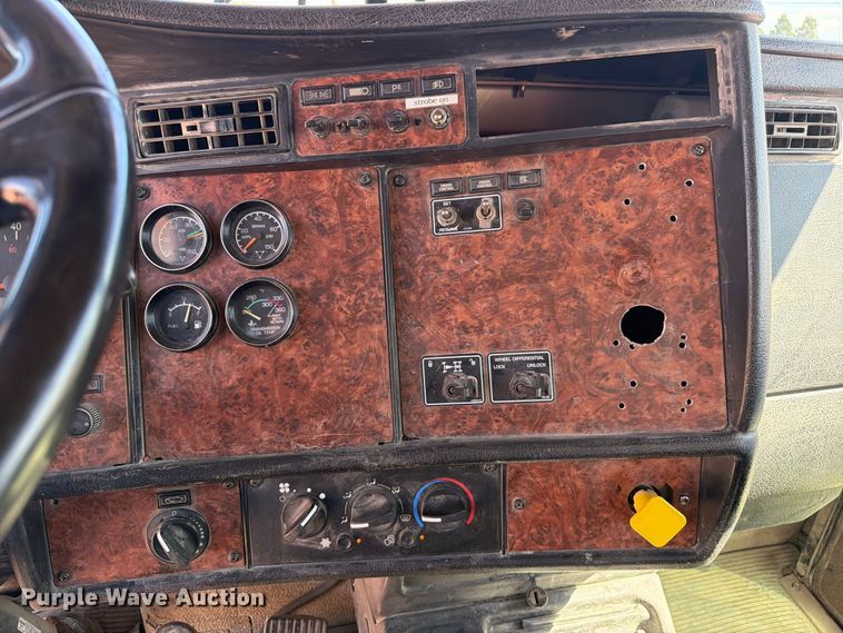 image for item FM7673 2003 Kenworth W900 ready mix truck