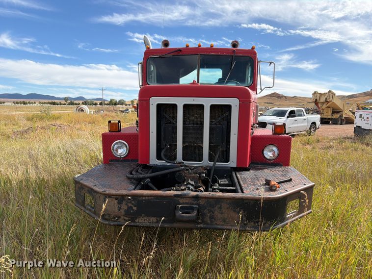 image for item FM7689 1985 International F-5070 truck cab and chassis
