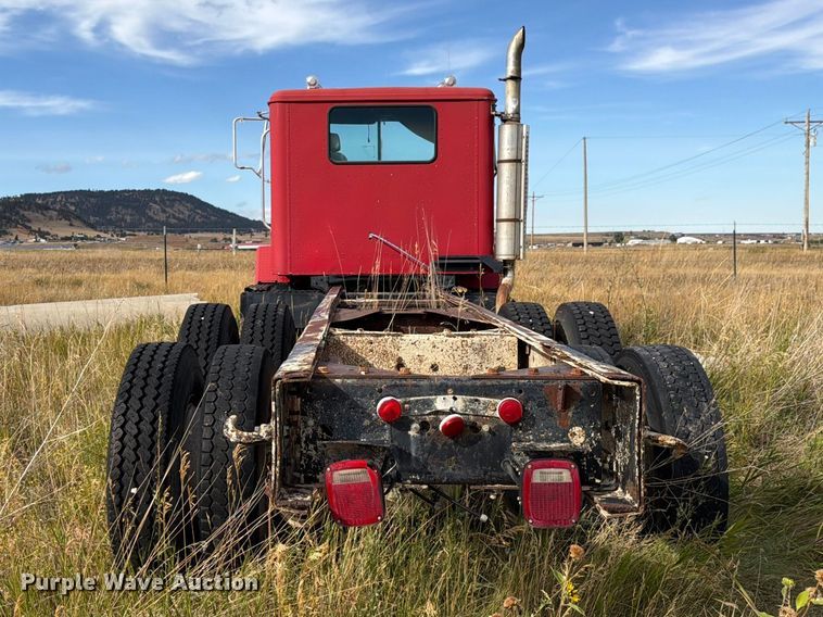 image for item FM7689 1985 International F-5070 truck cab and chassis