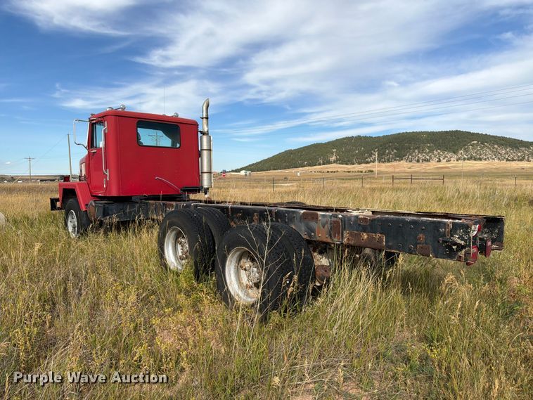 image for item FM7689 1985 International F-5070 truck cab and chassis