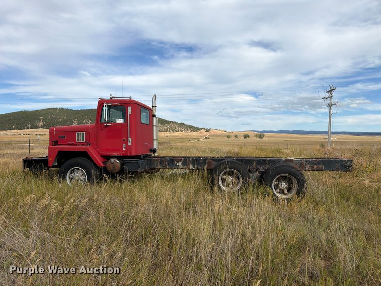 image for item FM7689 1985 International F-5070 truck cab and chassis