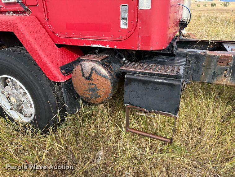 image for item FM7689 1985 International F-5070 truck cab and chassis