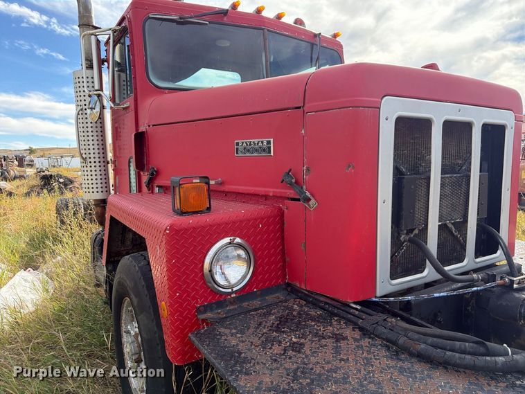 image for item FM7689 1985 International F-5070 truck cab and chassis
