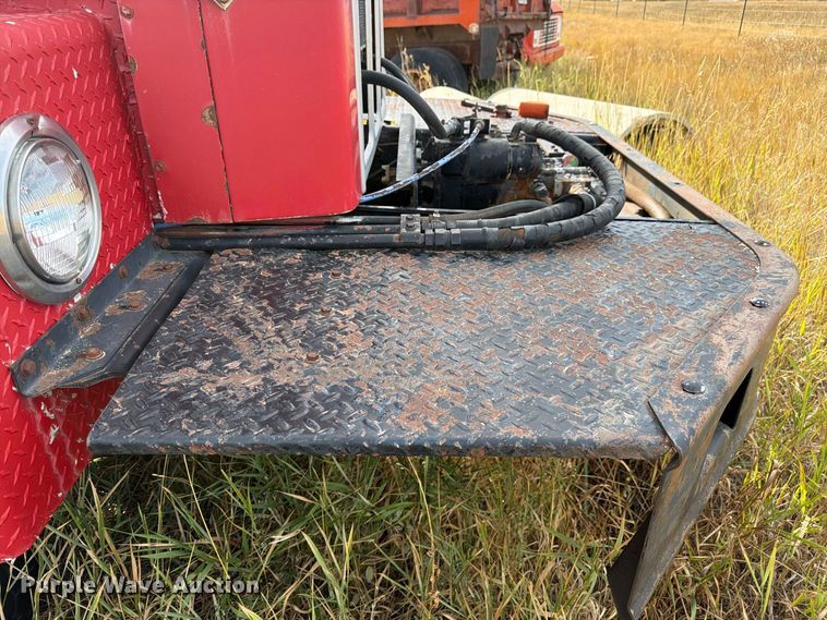 image for item FM7689 1985 International F-5070 truck cab and chassis