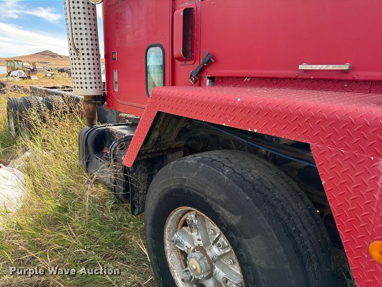 image for item FM7689 1985 International F-5070 truck cab and chassis