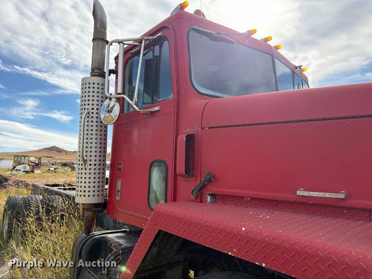 image for item FM7689 1985 International F-5070 truck cab and chassis