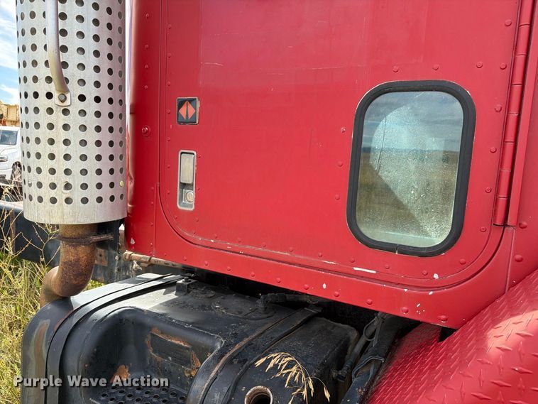 image for item FM7689 1985 International F-5070 truck cab and chassis