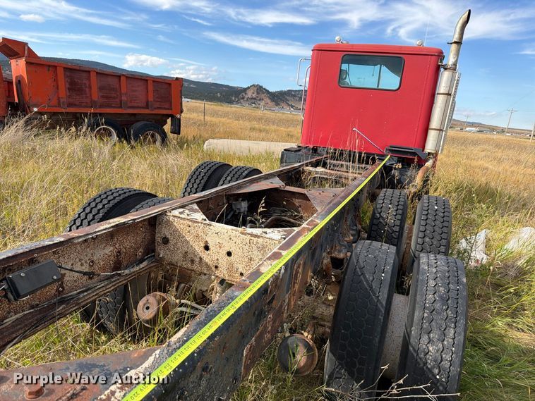 image for item FM7689 1985 International F-5070 truck cab and chassis