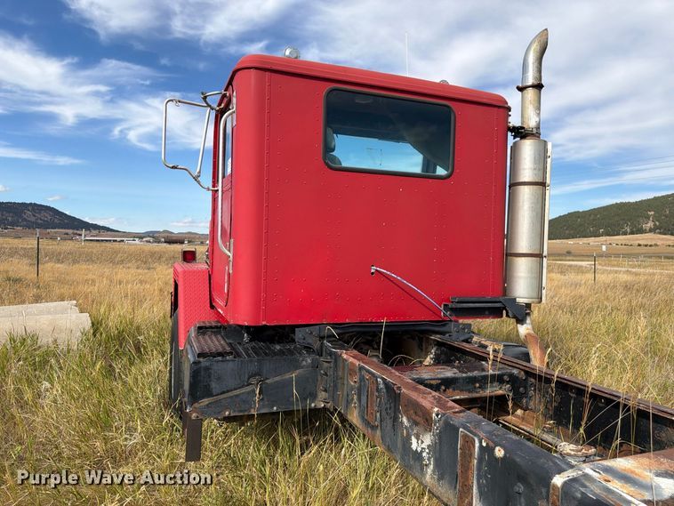 image for item FM7689 1985 International F-5070 truck cab and chassis