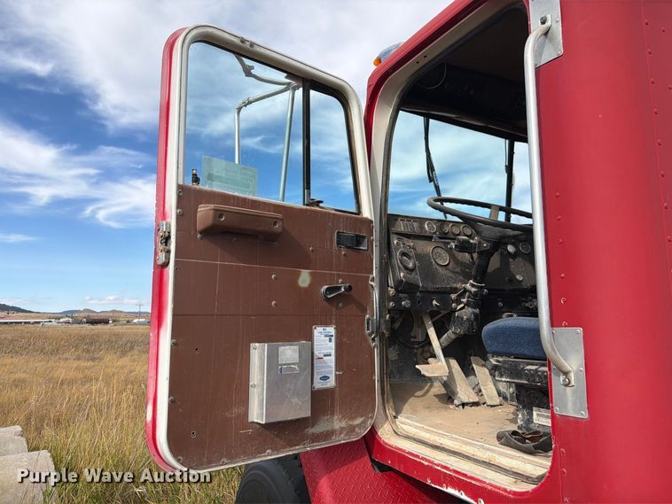 image for item FM7689 1985 International F-5070 truck cab and chassis