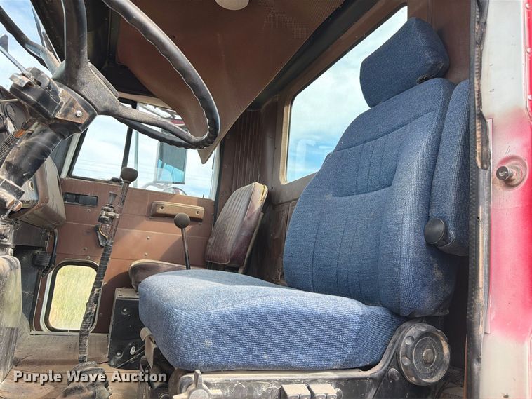 image for item FM7689 1985 International F-5070 truck cab and chassis