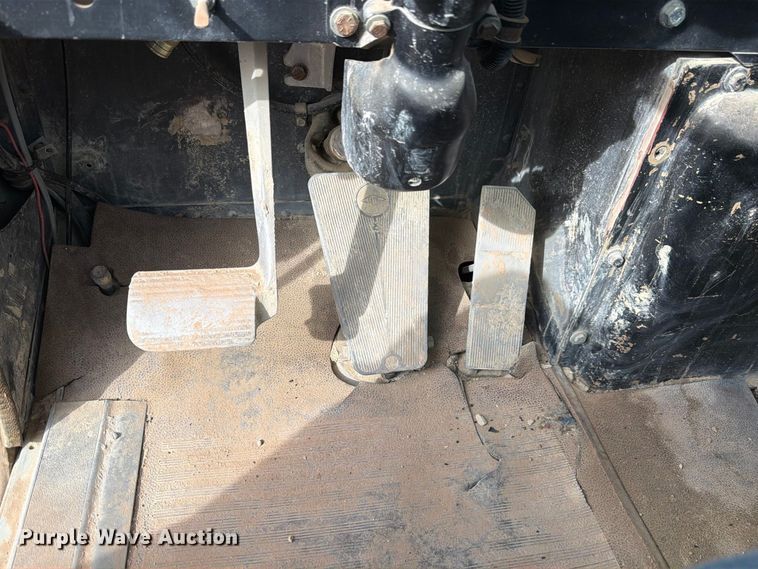 image for item FM7689 1985 International F-5070 truck cab and chassis
