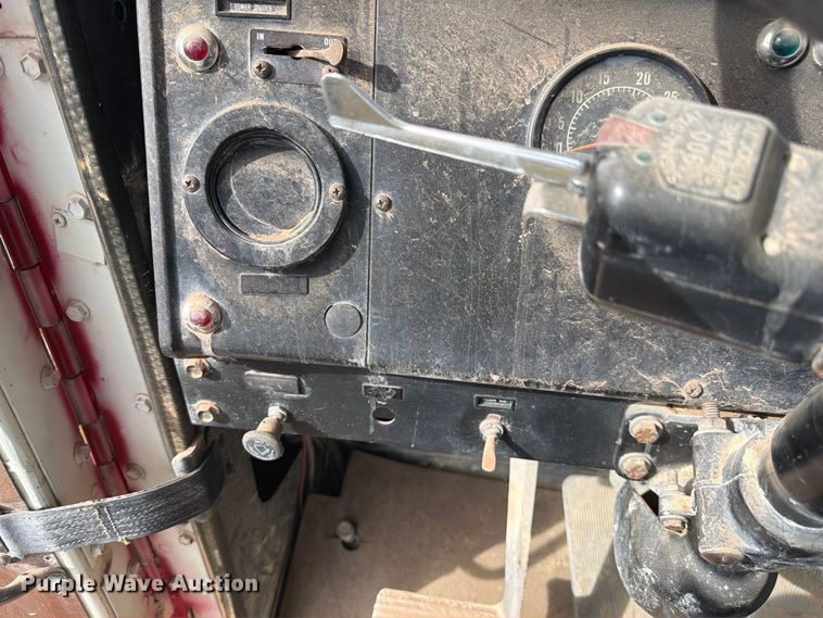image for item FM7689 1985 International F-5070 truck cab and chassis
