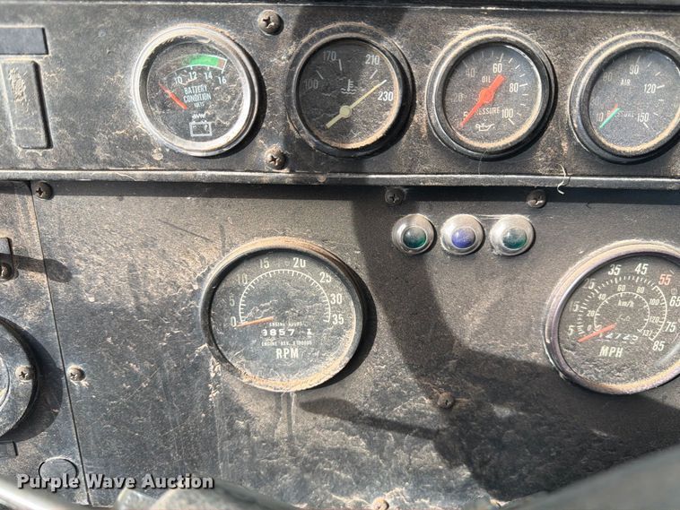 image for item FM7689 1985 International F-5070 truck cab and chassis