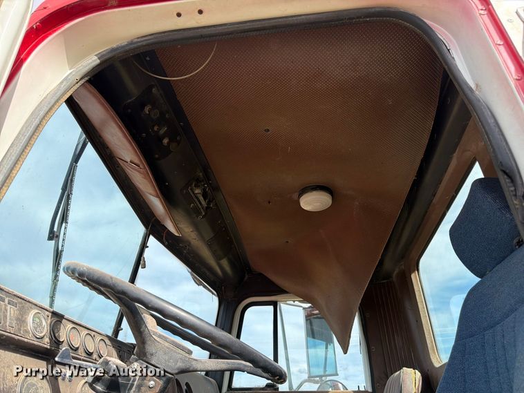 image for item FM7689 1985 International F-5070 truck cab and chassis