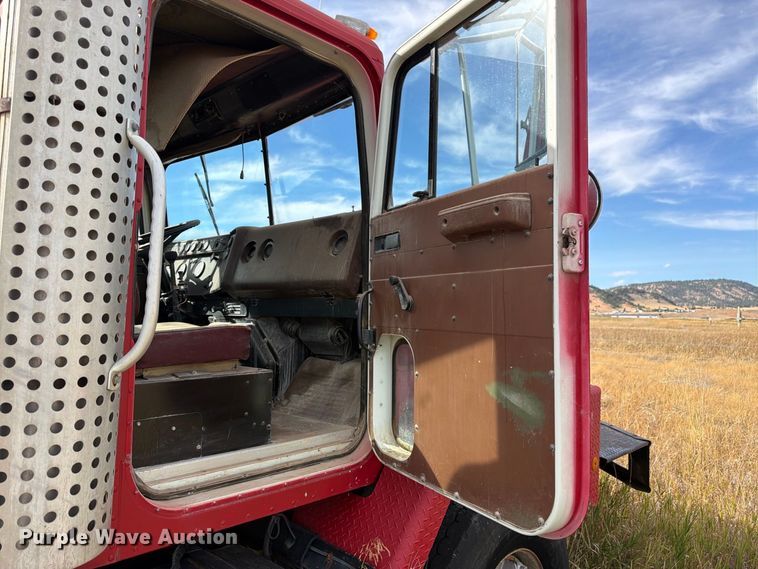image for item FM7689 1985 International F-5070 truck cab and chassis