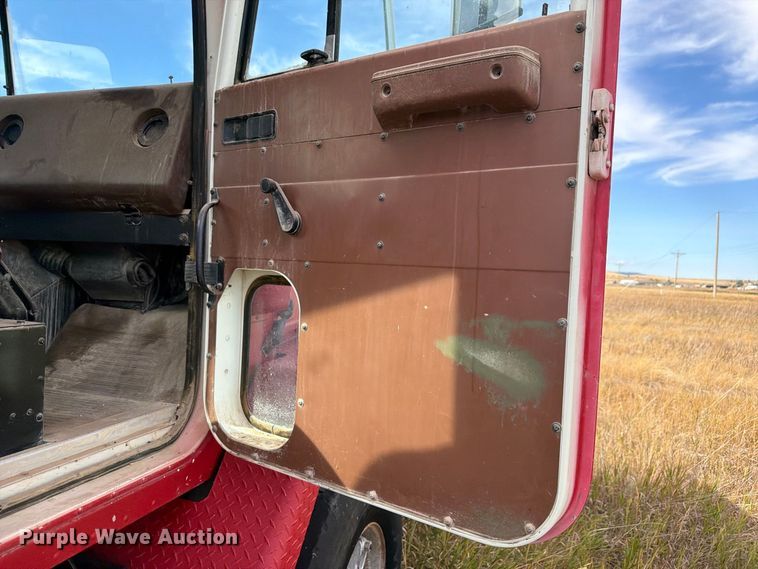image for item FM7689 1985 International F-5070 truck cab and chassis