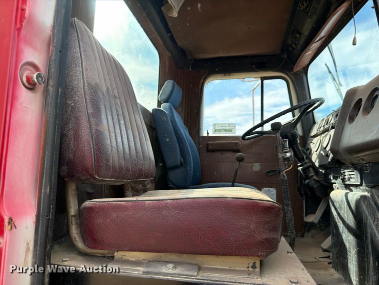 image for item FM7689 1985 International F-5070 truck cab and chassis