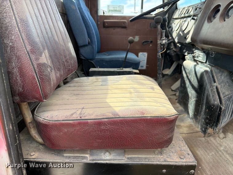 image for item FM7689 1985 International F-5070 truck cab and chassis