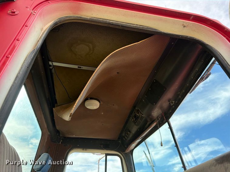 image for item FM7689 1985 International F-5070 truck cab and chassis