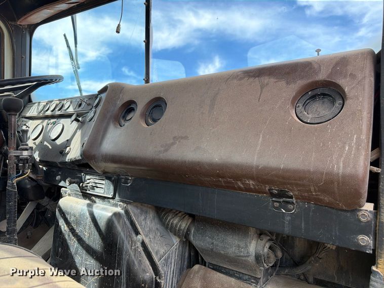 image for item FM7689 1985 International F-5070 truck cab and chassis