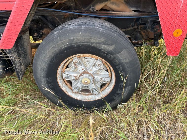 image for item FM7689 1985 International F-5070 truck cab and chassis