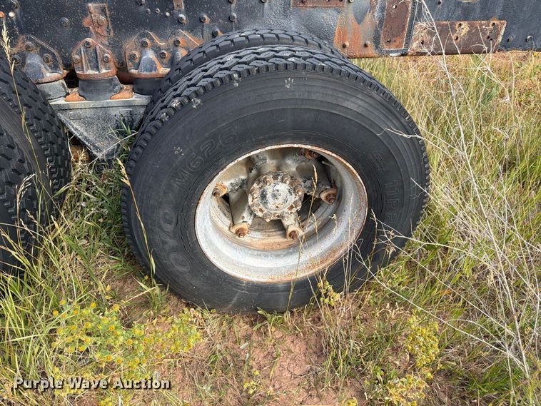 image for item FM7689 1985 International F-5070 truck cab and chassis