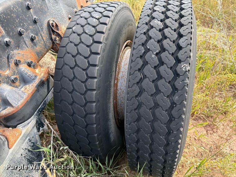 image for item FM7689 1985 International F-5070 truck cab and chassis