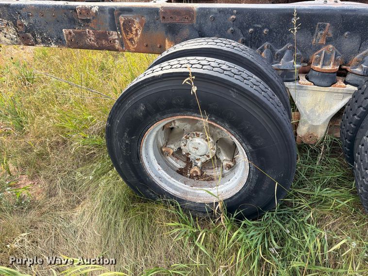 image for item FM7689 1985 International F-5070 truck cab and chassis