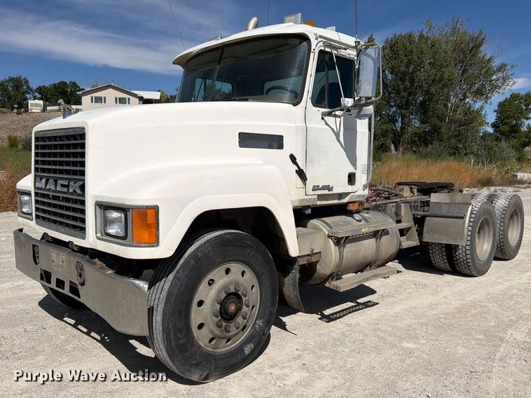 2000 Mack CH semi truck