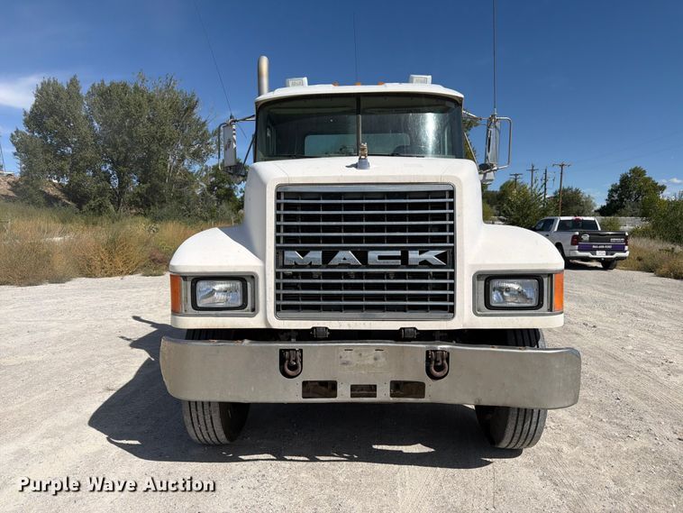 image for item FM7693 2000 Mack CH semi truck
