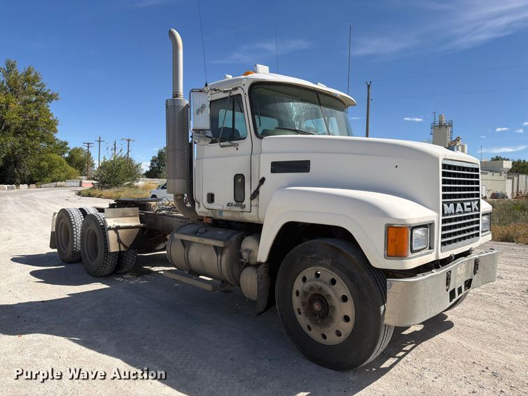 image for item FM7693 2000 Mack CH semi truck