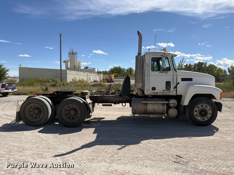 image for item FM7693 2000 Mack CH semi truck
