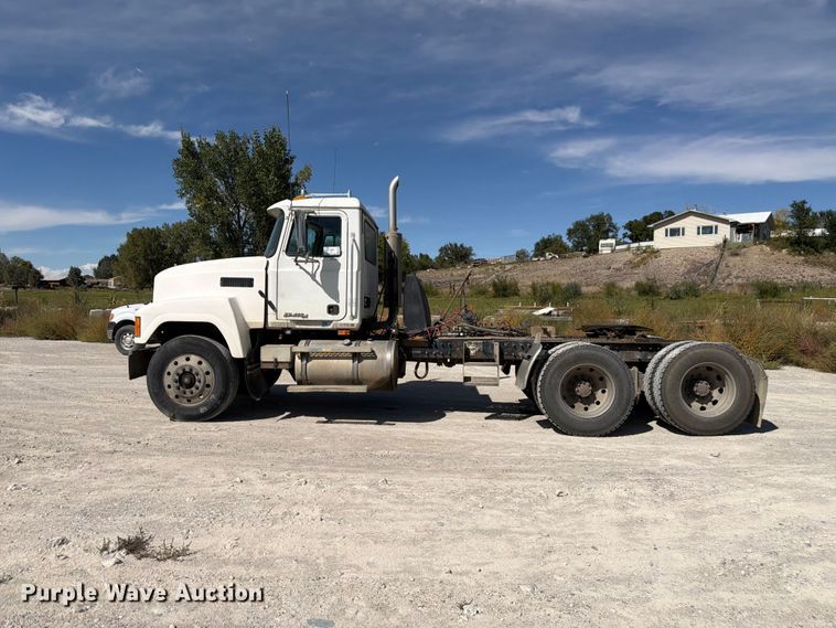 image for item FM7693 2000 Mack CH semi truck