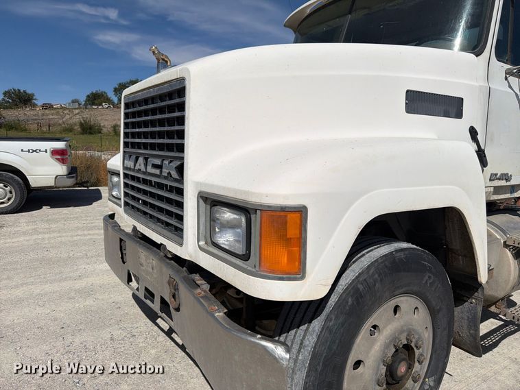 image for item FM7693 2000 Mack CH semi truck
