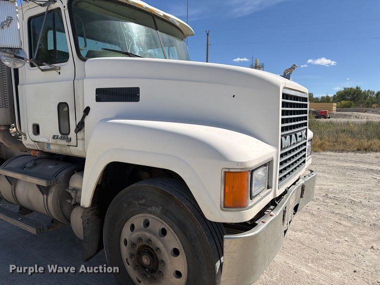 image for item FM7693 2000 Mack CH semi truck