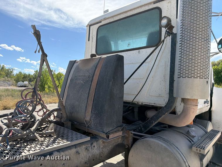 image for item FM7693 2000 Mack CH semi truck
