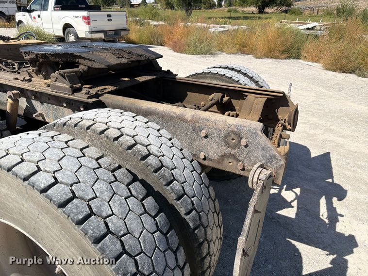 image for item FM7693 2000 Mack CH semi truck