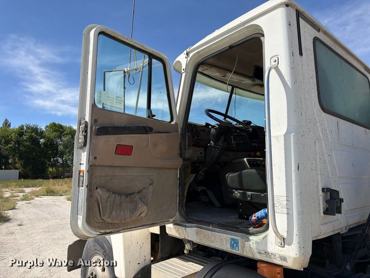 image for item FM7693 2000 Mack CH semi truck