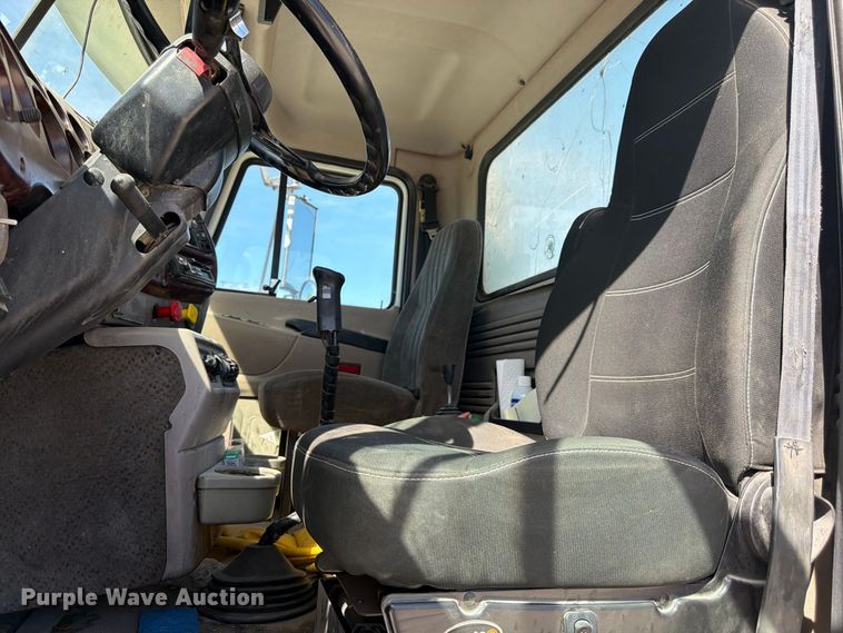 image for item FM7693 2000 Mack CH semi truck