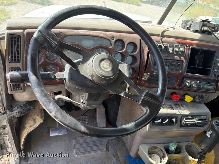 image for item FM7693 2000 Mack CH semi truck