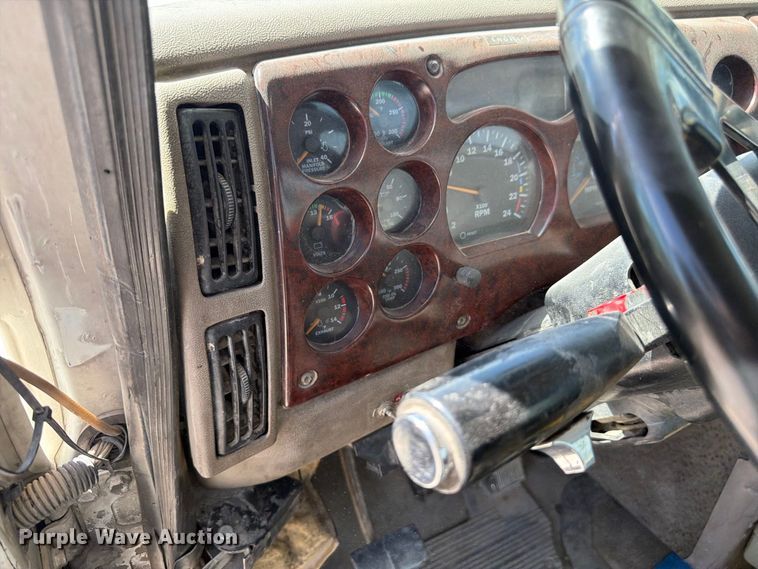 image for item FM7693 2000 Mack CH semi truck