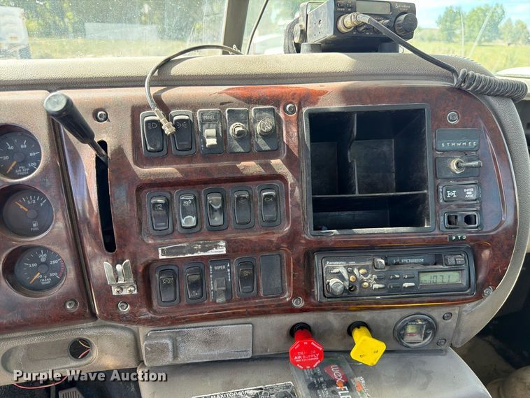image for item FM7693 2000 Mack CH semi truck