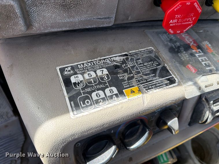 image for item FM7693 2000 Mack CH semi truck