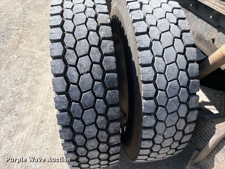 image for item FM7693 2000 Mack CH semi truck